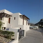 George Skyrosstudios Aparthotel