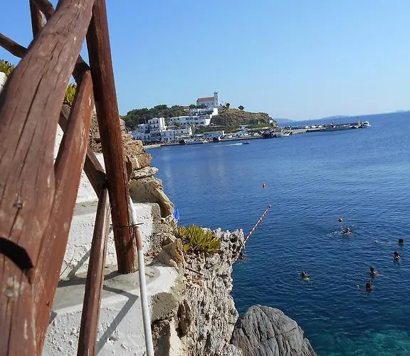 George Skyrosstudios מלון דירות