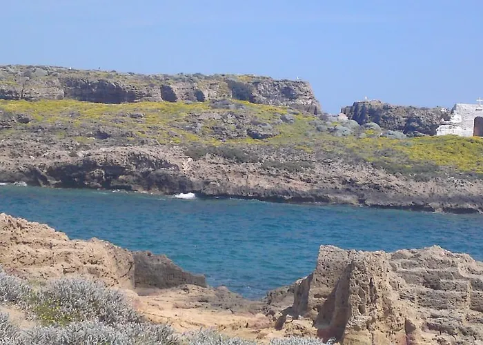 George Skyrosstudios מלון דירות